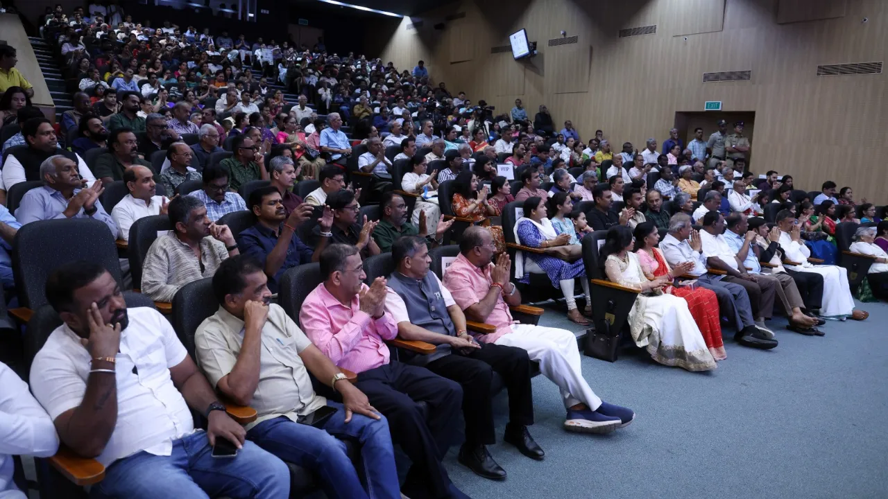 Vishwavani Pustaka: ವಿಶ್ವವಾಣಿ ಪುಸ್ತಕ ಪ್ರಕಾಶನದ 9 ಕೃತಿಗಳ ಲೋಕಾರ್ಪಣೆ; ಹಿರಿಯ ನಟ ಅನಂತನಾಗ್‌, ಚಕ್ರವರ್ತಿ ಸೂಲಿಬೆಲೆ ಸೇರಿ ಗಣ್ಯರು ಭಾಗಿ- ಇಲ್ಲಿವೆ Photos - Image 15