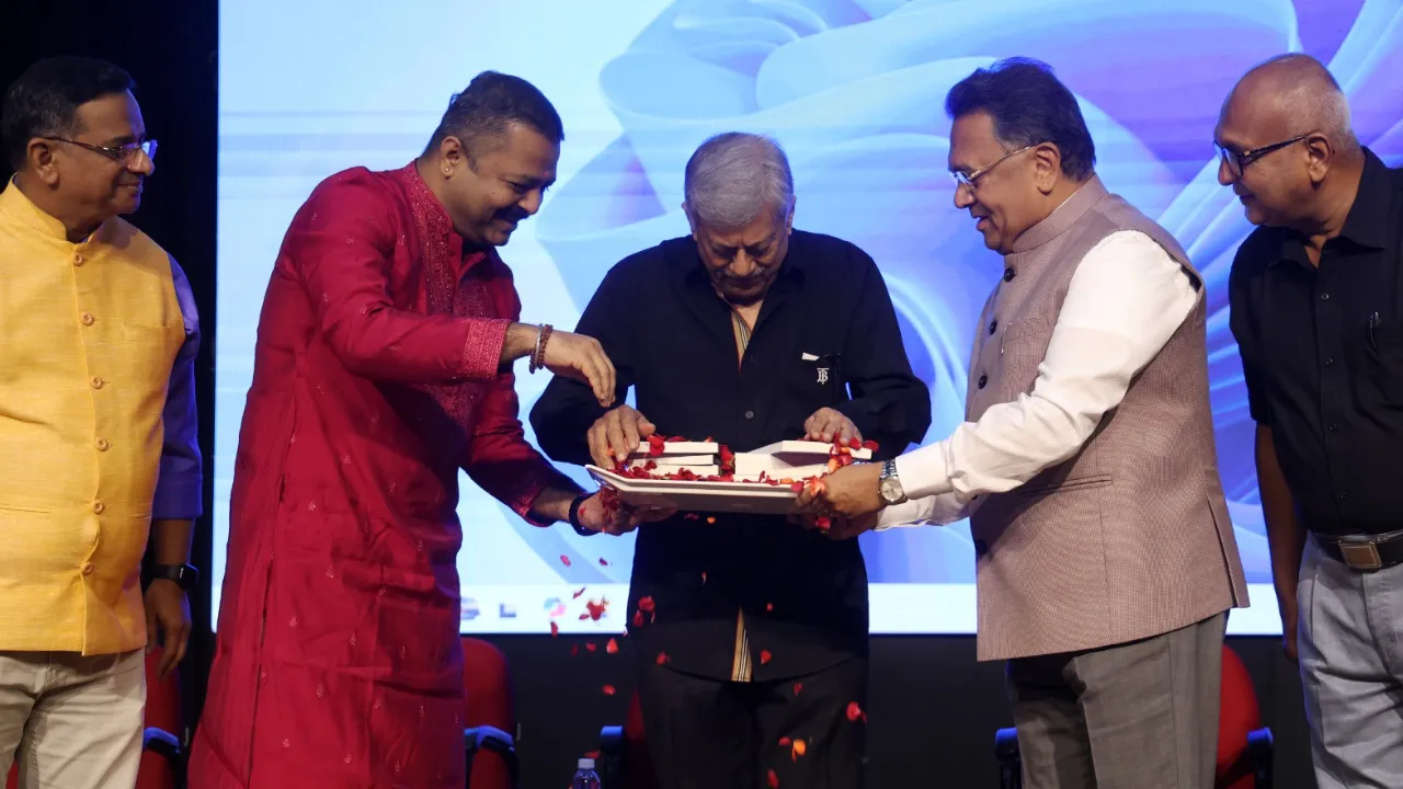 Vishwavani Pustaka: ವಿಶ್ವವಾಣಿ ಪುಸ್ತಕ ಪ್ರಕಾಶನದ 9 ಕೃತಿಗಳ ಲೋಕಾರ್ಪಣೆ; ಹಿರಿಯ ನಟ ಅನಂತನಾಗ್‌, ಚಕ್ರವರ್ತಿ ಸೂಲಿಬೆಲೆ ಸೇರಿ ಗಣ್ಯರು ಭಾಗಿ- ಇಲ್ಲಿವೆ Photos - Image 14