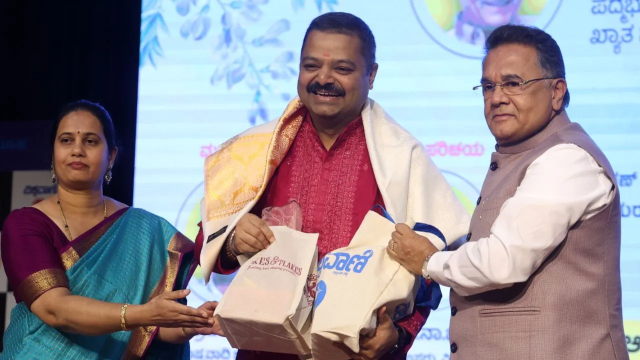 Vishwavani Pustaka: ವಿಶ್ವವಾಣಿ ಪುಸ್ತಕ ಪ್ರಕಾಶನದ 9 ಕೃತಿಗಳ ಲೋಕಾರ್ಪಣೆ; ಹಿರಿಯ ನಟ ಅನಂತನಾಗ್‌, ಚಕ್ರವರ್ತಿ ಸೂಲಿಬೆಲೆ ಸೇರಿ ಗಣ್ಯರು ಭಾಗಿ- ಇಲ್ಲಿವೆ Photos - Image 5