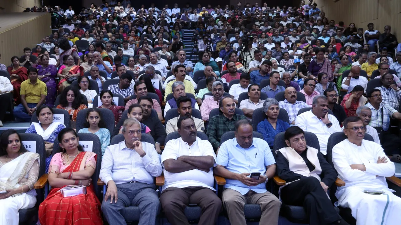 Vishwavani Pustaka: ವಿಶ್ವವಾಣಿ ಪುಸ್ತಕ ಪ್ರಕಾಶನದ 9 ಕೃತಿಗಳ ಲೋಕಾರ್ಪಣೆ; ಹಿರಿಯ ನಟ ಅನಂತನಾಗ್‌, ಚಕ್ರವರ್ತಿ ಸೂಲಿಬೆಲೆ ಸೇರಿ ಗಣ್ಯರು ಭಾಗಿ- ಇಲ್ಲಿವೆ Photos - Image 18