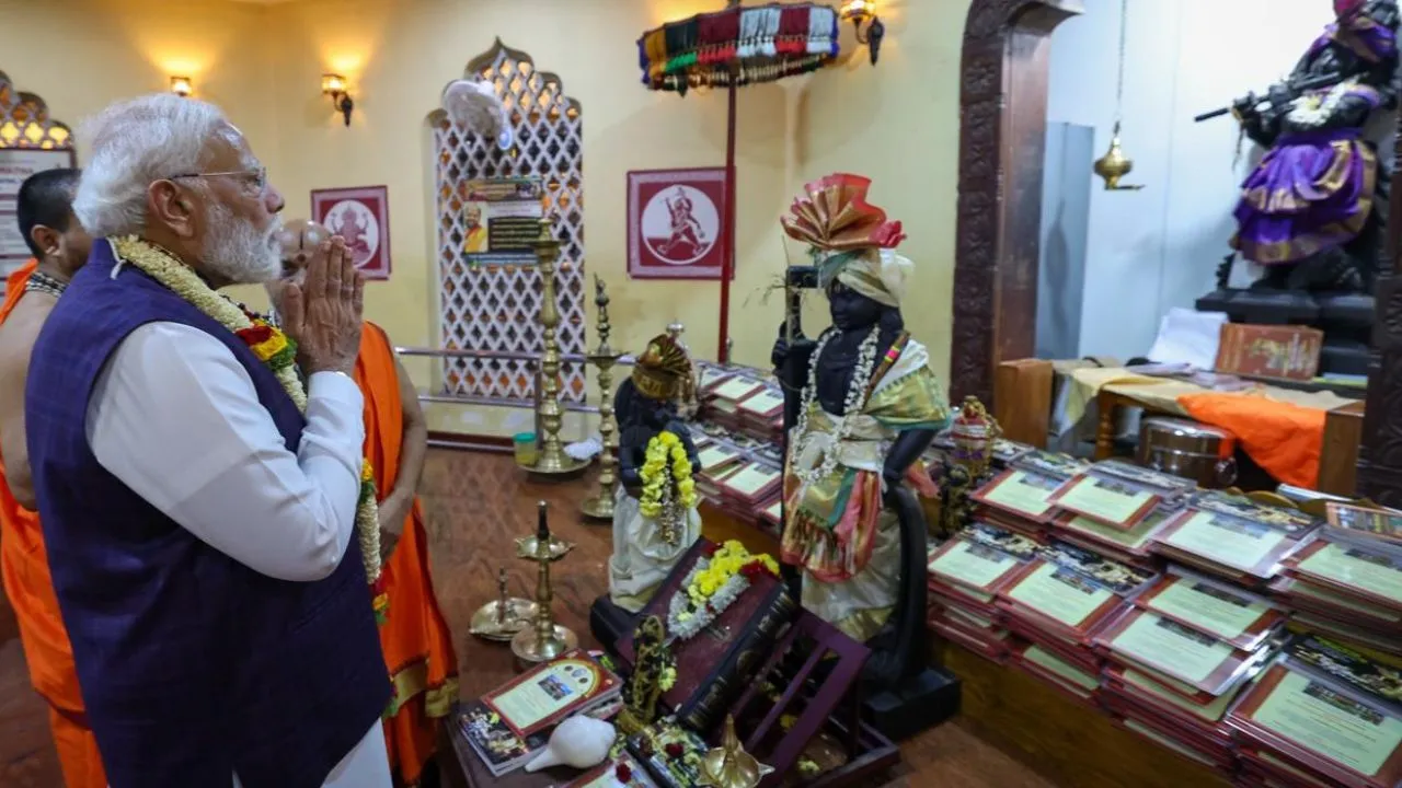 Narendra Modi Udupi Visit: ಉಡುಪಿಯಲ್ಲಿ ʼಲಕ್ಷ ಕಂಠ ಗೀತಾ ಪಾರಾಯಣʼಕ್ಕೆ ಸಾಕ್ಷಿಯಾದ ಪ್ರಧಾನಿ ಮೋದಿ; ಕಾರ್ಯಕ್ರಮದ ಫೋಟೊಗಳು ಇಲ್ಲಿವೆ - Image 2