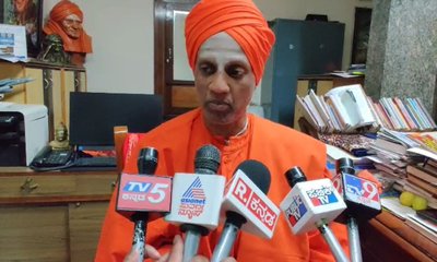 ಶಿಷ್ಟಾಚಾರ ಉಲ್ಲಂಘನೆ ಗೊಂದಲಕ್ಕೆ ತೆರೆ ಎಳೆದ ಸಿದ್ದಗಂಗಾ ಶ್ರೀ!