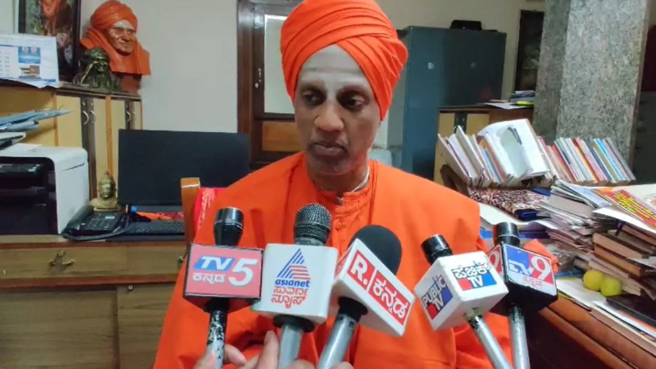 ರಾಷ್ಟ್ರಪತಿ ಬಂದಾಗ ಶಿಷ್ಟಾಚಾರ ಉಲ್ಲಂಘನೆ; ಗೊಂದಲಕ್ಕೆ ತೆರೆ ಎಳೆದ ಸಿದ್ದಗಂಗಾ ಶ್ರೀ!