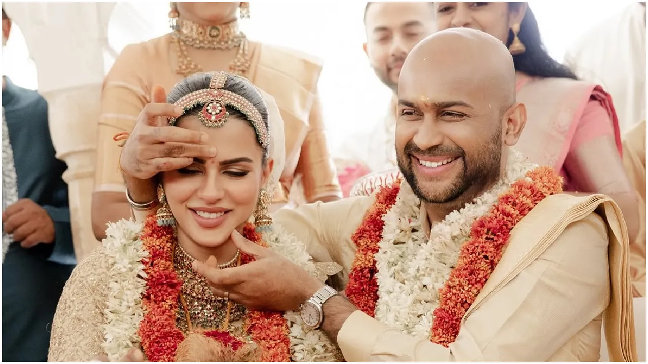 Photos: ನಟಿ ಶರ್ಮಿಳಾ ಮಾಂಡ್ರೆ ಈಗ ʻಮಿಸಸ್‌  ಸುಂದರಂʼ; ತಮಿಳು ನಿರ್ಮಾಪಕನ ಜೊತೆ ಕನ್ನಡ ನಟಿಯ ಮದುವೆಯ ಸುಂದರ ಕ್ಷಣಗಳು - Image 4