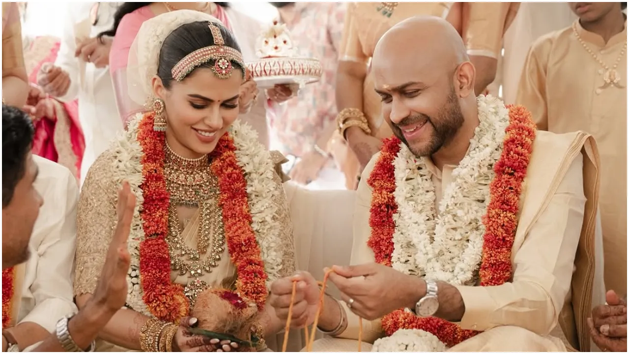Photos: ನಟಿ ಶರ್ಮಿಳಾ ಮಾಂಡ್ರೆ ಈಗ ʻಮಿಸಸ್‌  ಸುಂದರಂʼ; ತಮಿಳು ನಿರ್ಮಾಪಕನ ಜೊತೆ ಕನ್ನಡ ನಟಿಯ ಮದುವೆಯ ಸುಂದರ ಕ್ಷಣಗಳು - Image 5