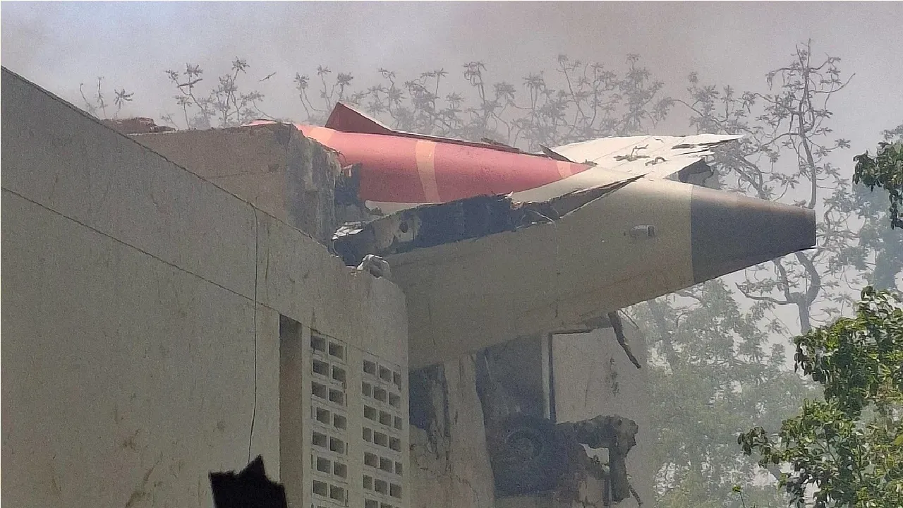 Ahmedabad Air Crash: ಅಹಮದಾಬಾದ್ ವಿಮಾನ ದುರಂತ: ಏರ್ ಇಂಡಿಯಾದಿಂದ ಸಂತ್ರಸ್ತ ಕುಟುಂಬಗಳಿಗೆ ಬೆದರಿಕೆ ಆರೋಪ