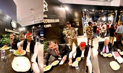 ಬೆಂಗಳೂರಿನ ರಾಮೇಶ್ವರಂ ಕೆಫೆಯಲ್ಲಿ ದೋಸೆ ಸವಿದ ಅಖಿಲೇಶ್‌ ಯಾದವ್‌