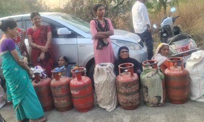 ಆಳಂದದಲ್ಲಿ ಎಲ್‌ಪಿಜಿ ಸಿಲಿಂಡರ್ ಕೊರತೆ, ಗ್ರಾಹಕರ 2 ಕಿಮೀ ಸಾಲು