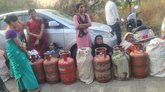 ಆಳಂದದಲ್ಲಿ ಎಲ್‌ಪಿಜಿ ಸಿಲಿಂಡರ್ ಕೊರತೆ, ಗ್ರಾಹಕರ 2 ಕಿಮೀ ಸಾಲು