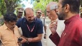 ಪ್ರಜ್ಞಾಹೀನನಾದ ವ್ಯಕ್ತಿ ನೆರವಿಗೆ ಧಾವಿಸಿದ ಕೇರಳ ರಾಜ್ಯಪಾಲ