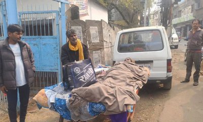 ಅನಾರೋಗ್ಯಪೀಡಿತ ಹೆಂಡತಿಯನ್ನು ತಳ್ಳೋಗಾಡಿಯಲ್ಲಿ ಹೊತ್ತೊಯ್ದ ವೃದ್ಧ