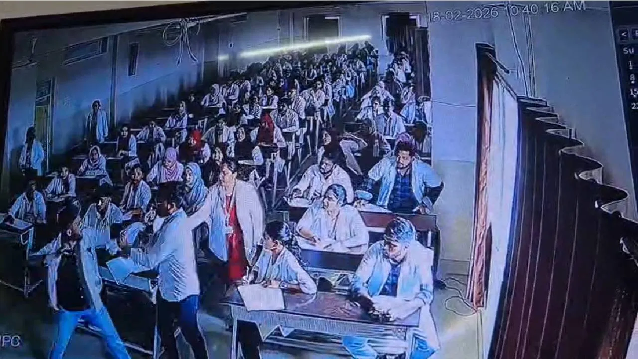 Assault Case: ಪರೀಕ್ಷೆಯಲ್ಲಿ ನಕಲು ತಡೆದ ಶಿಕ್ಷಕರ ಮೇಲೆ ವಿದ್ಯಾರ್ಥಿಯ ಹಲ್ಲೆ, ಸಿಸಿಟಿವಿಯಲ್ಲಿ ದೃಶ್ಯ ಸೆರೆ