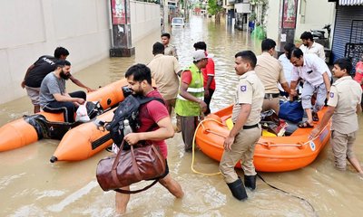 ಭಾರಿ ಮಳೆಗೆ ಬೆಂಗಳೂರಿನ ಹಲವು ಬಡಾವಣೆಗಳಿಗೆ ಜಲ ದಿಗ್ಬಂಧನ