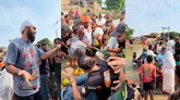 ಶಿಸ್ತು ಕಾಪಾಡದೇ ಹಣ್ಣುಗಳನ್ನು ಕಸಿದುಕೊಂಡ ಬಿಹಾರದ ನೆರೆ ಸಂತ್ರಸ್ತರು!
