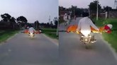 ಮಹಿಳೆಯ ಮೃತದೇಹವನ್ನು ಬೈಕ್‍ನಲ್ಲಿ ಸಾಗಿಸಿದ ವ್ಯಕ್ತಿ