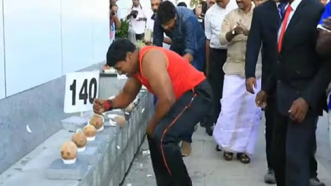 Viral Video: ಒಂದು ನಿಮಿಷ... ಒಂದೇ ಕೈ... 122 ತೆಂಗಿನಕಾಯಿಗಳು ಪುಡಿ-ಪುಡಿ! ವಿಡಿಯೊ ನೋಡಿ