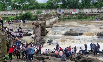 ಸೇತುವೆ ಕುಸಿತ; 25ಕ್ಕೂ ಅಧಿಕ ಪ್ರವಾಸಿಗರು ನೀರುಪಾಲು