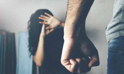 ಅರೆಬೆತ್ತಲೆಯಾಗಿ ಪತ್ನಿಯ ಮೇಲೆ  ಹಲ್ಲೆ ನಡೆಸಿದ ಪೊಲೀಸ್ ಪೇದೆ