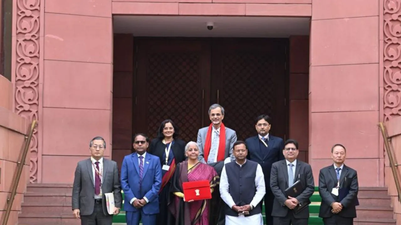 Budget 2026: ಬಜೆಟ್‌ ಮಂಡನೆಗೂ ಮುನ್ನ ರಾಷ್ಟ್ರಪತಿ ಭೇಟಿಯಾದ ವಿತ್ತ ಸಚಿವೆ ನಿರ್ಮಲಾ ಸೀತಾರಾಮನ್‌ - Image 3