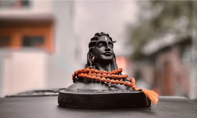 ಕಾರಿನಲ್ಲಿ ದೇವರ ವಿಗ್ರಹ ಇಡುವುದು ಸರಿಯೇ?
