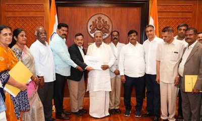 ಸಿಎಂ ಸಿದ್ದರಾಮಯ್ಯಗೆ ಜಾತಿ ಗಣತಿ ವರದಿ ಸಲ್ಲಿಸಿದ ಹಿಂದುಳಿದ ವರ್ಗಗಳ ಆಯೋಗ