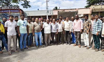 ಹಮಾಲಿ ಕಾರ್ಮಿಕರ ಮೇಲೆ ಟೊಮೆಟೊ ಲಾರಿ ಡ್ರೈವರ್ ದೌರ್ಜನ್ಯ