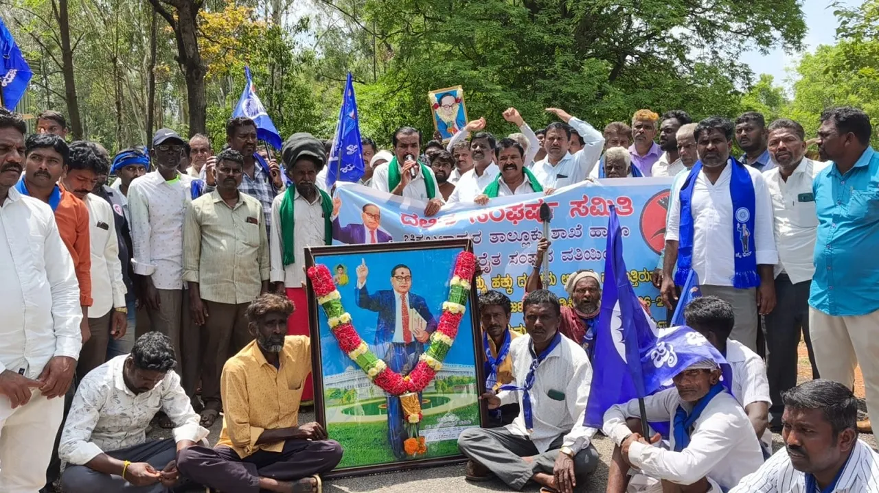 DSS Protest: ಅರಣ್ಯಾಧಿಕಾರಿಗಳ ದೌರ್ಜನ್ಯ ಖಂಡಿಸಿ 10 ಕಿ.ಮೀ. ಕಾಲ್ನಡಿಗೆ ಜಾಥಾ; ಟೆಂಟ್ ತೆರವುಗೊಳಿಸಿದ್ದಕ್ಕೆ ಆಕ್ರೋಶ, ಅನಿರ್ದಿಷ್ಟಾವಧಿ ಧರಣಿ ಆರಂಭ