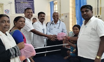 ಸಚಿವ ಮುನಿಯಪ್ಪ ಜನ್ಮದಿನ: ಆಸ್ಪತ್ರೆಯಲ್ಲಿ ಹಣ್ಣು ಹಂಪಲು ವಿತರಣೆ