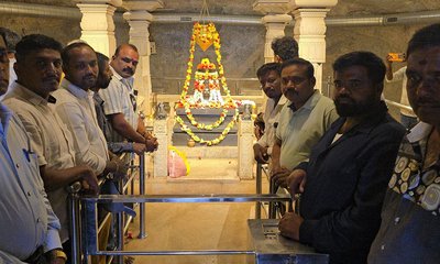 ಚಿಂತಾಮಣಿಯ ಕೈಲಾಸಗಿರಿಯಲ್ಲಿ 111 ತೆಂಗಿನಕಾಯಿ ಸೇವೆ!