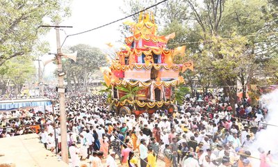 ಹರನಾಮಸ್ಮರಣೆಯ ನಡುವೆ ದೇವಾಲಯ ಪ್ರದಕ್ಷಿಣೆ