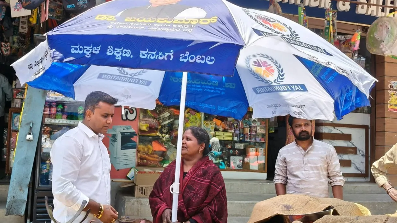 ಬಿಸಿಲ ಝಳ ತಪ್ಪಿಸಲು ಕೊಡೆಗಳ ವಿತರಿಸಿ ಮಾನವೀಯತೆ ಮೆರೆದ ಸಮಾಜ ಸೇವಕ ಜಯಕುಮಾರ್