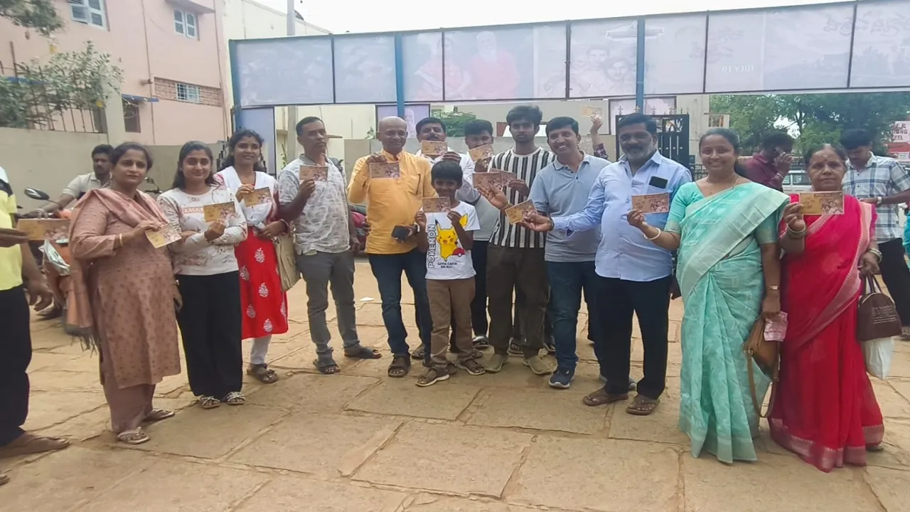 Shidlaghatta News: ಶಿಡ್ಲಘಟ್ಟದಲ್ಲಿ ಬೃಹತ್ ಸಸ್ಯಾಹಾರ ಜನಜಾಗೃತಿ ಜಾಥಾ; ವೆಂಕಟೇಶ್ವರ ಚಿತ್ರಮಂದಿರದಲ್ಲಿ ಡಾ. ಸುಭಾಷ್ ಪತ್ರೀಜಿ ಜೀವನಾಧಾರಿತ ಕಿರುಚಿತ್ರ ಪ್ರದರ್ಶನ