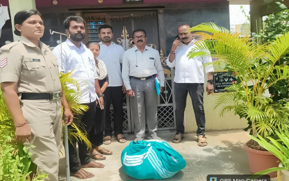 ನಕಲಿ ವೈದ್ಯನ ಮನೆ ಮೇಲೆ ತಾಲೂಕು ಆರೋಗ್ಯ ಅಧಿಕಾರಿಗಳ ತಂಡದಿಂದ ದಿಢೀರ್ ದಾಳಿ