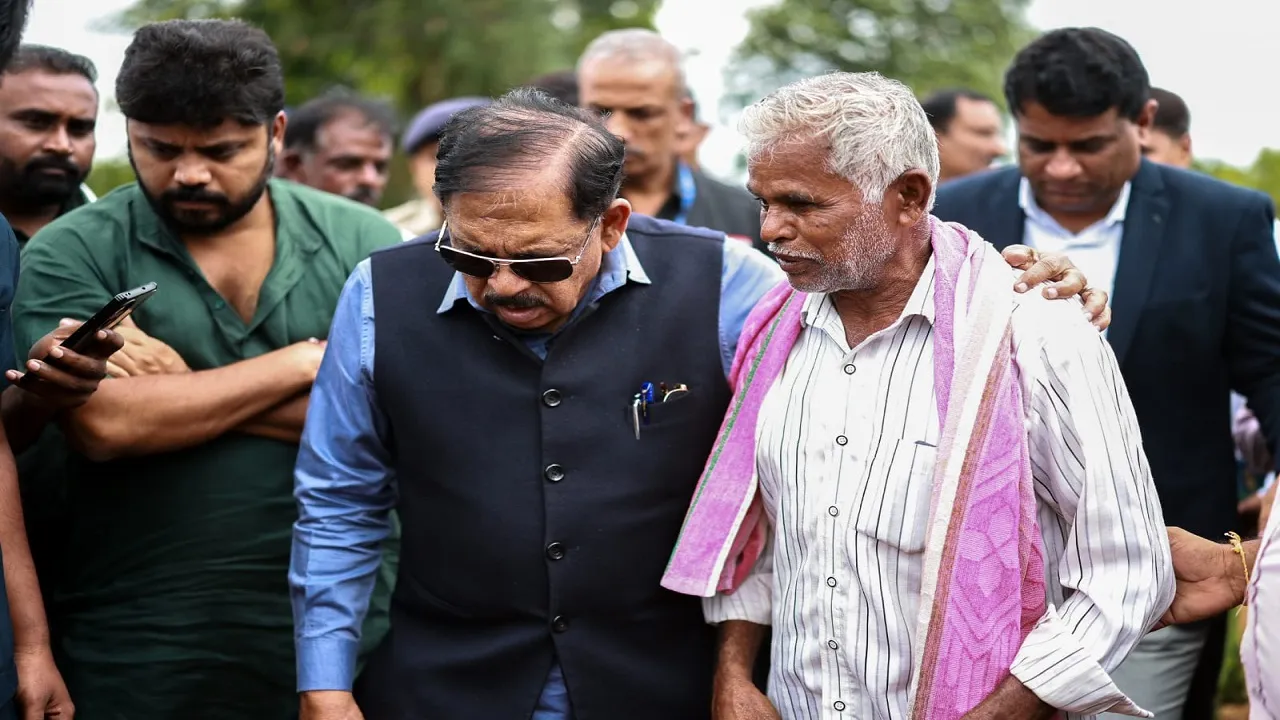 ಮಳೆ ಇಲ್ಲದೆ ಬಿತ್ತನೆ ಸ್ಥಗಿತ; ಗಿಡ್ನಹಳ್ಳಿಯಲ್ಲಿ ರೈತರೊಂದಿಗೆ ಡಿಸಿಎಂ ಪರಮೇಶ್ವರ್ ಸಂವಾದ