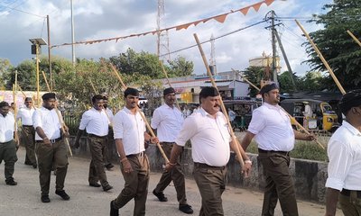 ಆರ್‌ಎಸ್‌ಎಸ್ ಪಥಸಂಚಲನ: ನೂರಾರು ಮಂದಿ ಗಣವೇಷಧಾರಿಗಳು ಭಾಗಿ