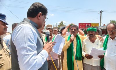 ಜಿಲ್ಲಾಧಿಕಾರಿಗಳ ಮಾತುಕತೆ ಹಿನ್ನೆಲೆಯಲ್ಲಿ ರಸ್ತೆ ತಡೆ ಹಿಂಪಡೆದ ಸಂಘಟನೆ