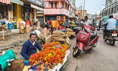 ದೀಪಾವಳಿ ಹಬ್ಬಕ್ಕೆ ಸಜ್ಜುಗೊಂಡ ಜಿಲ್ಲೆ : ಹಬ್ಬದ ಸಾಮಾನು ಖರೀದಿ ಜೋರು