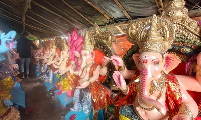 ಕೆರೆಯ ಮಣ್ಣು ಮತ್ತು ಗಂಗಾನದಿಯ ಮಣ್ಣು ಬೆರೆಸಿ ಮೂರ್ತಿ ತಯಾರಿ