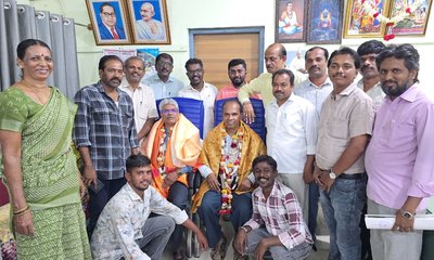 ವರ್ಗಾವಣೆಯಾದ ಉಪನೋಂದಣಾಧಿಕಾರಿಗೆ ಸನ್ಮಾನಿಸಿದ ಪತ್ರ ಬರಹಗಾರರು
