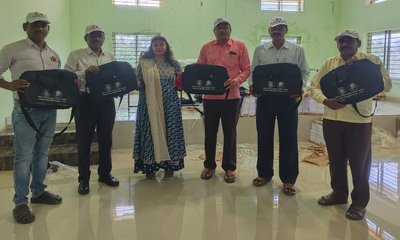 ಬಾಗೇಪಲ್ಲಿ: ಸಮೀಕ್ಷೆಯ ಗಣತಿದಾರರಿಗೆ ಕಿಟ್ ವಿತರಣೆ