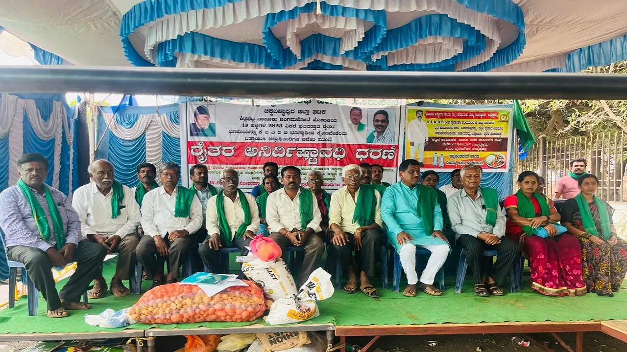 Chikkaballapur News: ಭೂ ಸ್ವಾಧೀನ ಪ್ರಕ್ರಿಯೆ ಕೈ ಬಿಡಿ: ಜಂಗಮಕೋಟೆ ಹೋಬಳಿ ರೈತ ಸಂಘಟನೆ ಅಡಿಯಲ್ಲಿ ಅನಿರ್ದಿಷ್ಟಾವಧಿ ಧರಣಿ ಪ್ರಾರಂಭ