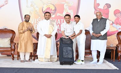 'ವಿಶ್ವನಾಥ್–ಗವಾಸ್ಕರ್' ಅಕಾಡೆಮಿ ವಿದ್ಯಾರ್ಥಿಗಳಿಗೆ ಕ್ರೀಡಾ ಕಿಟ್ ವಿತರಣೆ