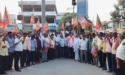 ಸಿಹಿ ಹಂಚಿ ಬಿಜೆಪಿ ಕಾರ್ಯಕರ್ತರ ಸಂಭ್ರಮಾಚರಣೆ