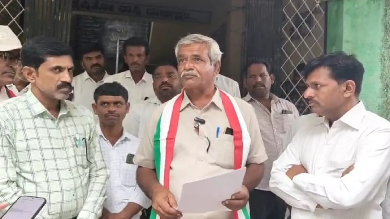 ಶೇಂಗಾ ಬೀಜದಲ್ಲಿ ಭಾರೀ ಅಕ್ರಮ ಮತ್ತು ಲೋಪ ನಡೆದಿವೆ ಎಂದು ಆರೋಪಿಸಿ, ಅಖಿಲ ಕರ್ನಾಟಕ ರೈತ ಸಂಘದ ವತಿಯಿಂದ ನಗರದ ಕೃಷಿ ಇಲಾಖೆ ಕಚೇರಿಯ ಎದುರು ಪ್ರತಿಭಟನೆ