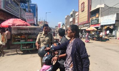 ರಸ್ತೆಗಿಳಿದು ದ್ವಿಚಕ್ರ ವಾಹನ ಸವಾರರಿಗೆ ಎಚ್ಚರಿಕೆ