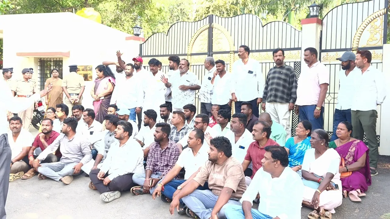 Chikkaballapur News: ಜಿಲ್ಲಾಧಿಕಾರಿ ನಿವಾಸದ ಎದುರು ಕಾಂಗ್ರೆಸ್ ಕಾರ್ಯಕರ್ತರ ದಿಡೀರ್ ಪ್ರತಿಭಟನೆ; ತಪ್ಪಿತಸ್ಥರ ಬಂಧನಕ್ಕೆ ಆಗ್ರಹ