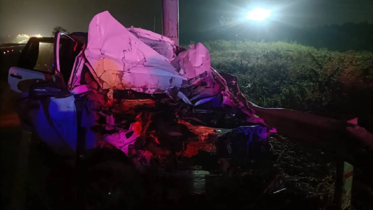 Road Accident: ಓವರ್‌ಟೇಕ್‌ ಮಾಡುವಾಗ ಲಾರಿಗೆ ಕಾರು ಡಿಕ್ಕಿ, ಇಬ್ಬರು ಸಾವು