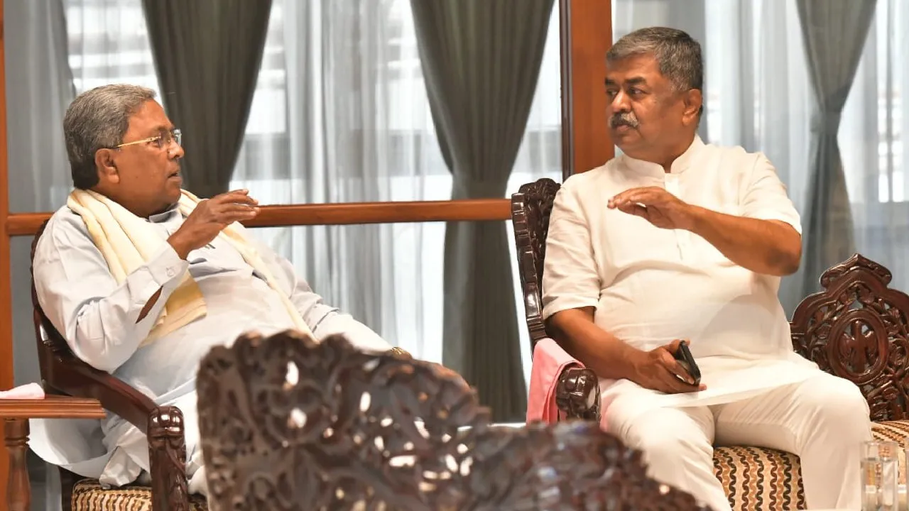 CM Siddaramaiah: ಬಿ.ಕೆ.ಹರಿಪ್ರಸಾದ್ ಜೊತೆ ಸಿಎಂ ಬ್ರೇಕ್‌ಫಾಸ್ಟ್‌ ಮೀಟಿಂಗ್‌- ಮಂಗಳೂರಿನಲ್ಲಿ  ಸೌಹಾರ್ದ ನೆಲೆಸುವ ಕುರಿತು ಚರ್ಚೆ - Image 1