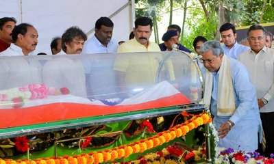 ಎಸ್‌ಎಲ್‌ ಭೈರಪ್ಪ ಅಂತಿಮ ದರ್ಶನ ಪಡೆದ ಸಿಎಂ ಸಿದ್ದರಾಮಯ್ಯ