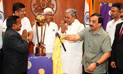 ಜೂ. ಹಾಕಿ ವಿಶ್ವಕಪ್‌ ಟ್ರೋಫಿ ಅನಾವರಣಗೊಳಿಸಿದ ಸಿದ್ದರಾಮಯ್ಯ